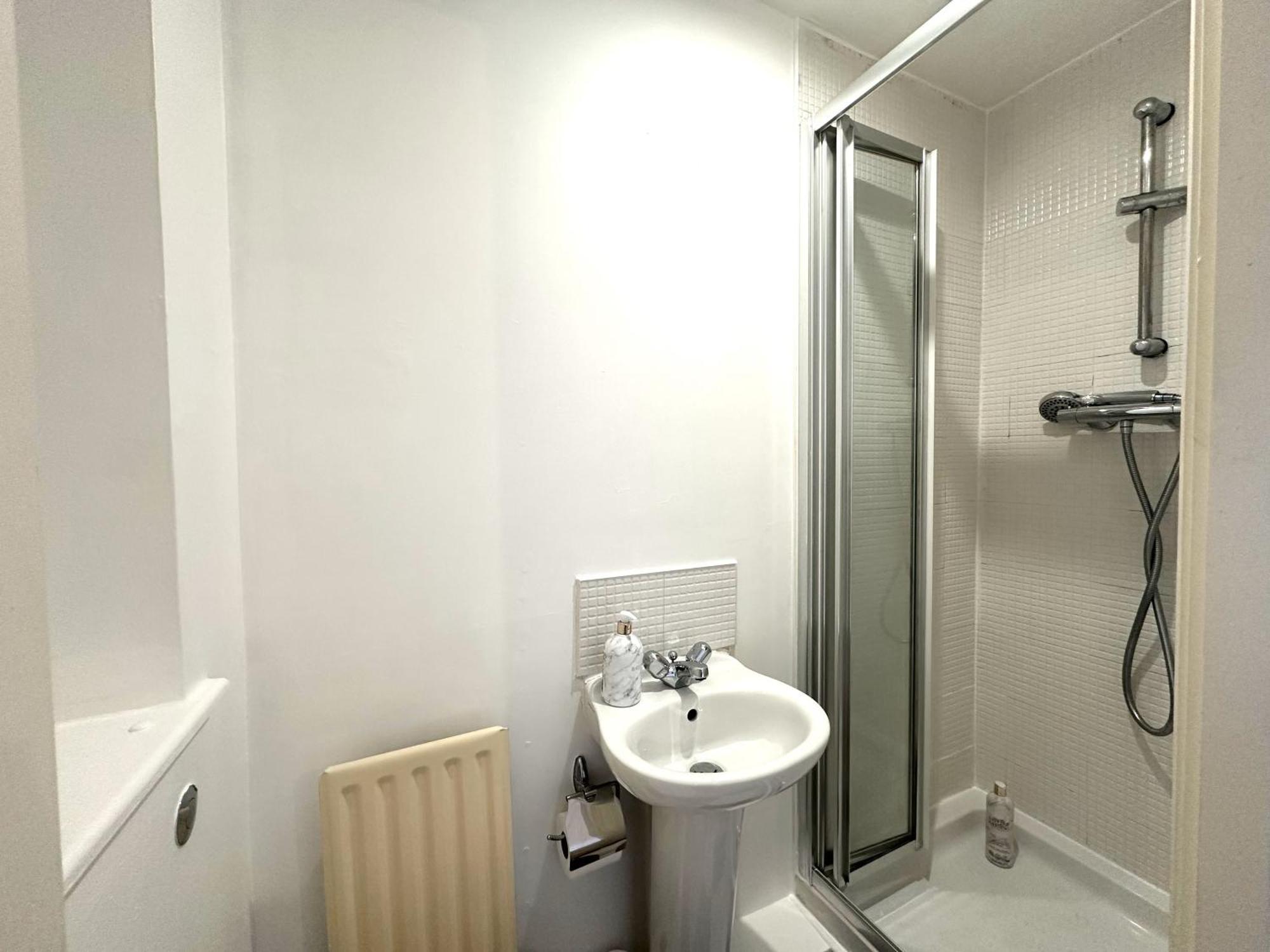 Private Room With En-Suite And Parking In Shared Flat Glasgow Exterior photo